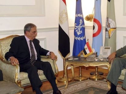El jefe de la Junta Militar de Egipto (derecha) recibe al ex secretario general de la Liga Árabe Amr Mussa.