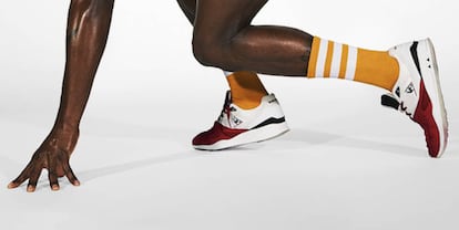 La R800 de Le Coq Sportif regresa en malla con detalles en ante sintético, con colores rotundos, pero sin estridencias.