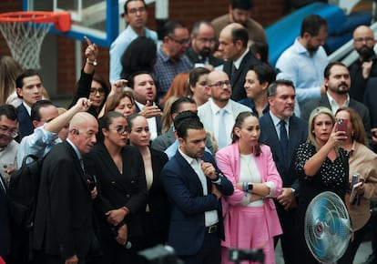 Diputados del PAN en la sesión legislativa en el deportivo Magdalena Mixhuca.