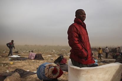 Un joven ganés hace cola para conseguir alimentos en el campo de refugiados de la ONU en Ras Jdir.