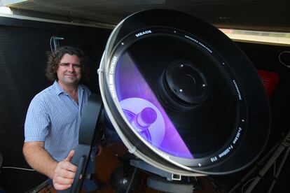 El astrónomo Rube Garcia, junto a su potente telescopio en la terraza de su casa.