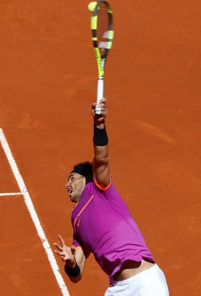 Rafa Nadal estira el brazo para devolver la pelota