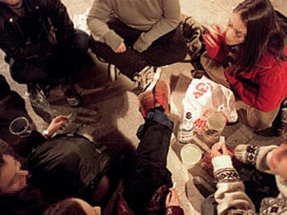 Jóvenes consumiendo alcohol en la plaza del 2 de Mayo, en Madrid.