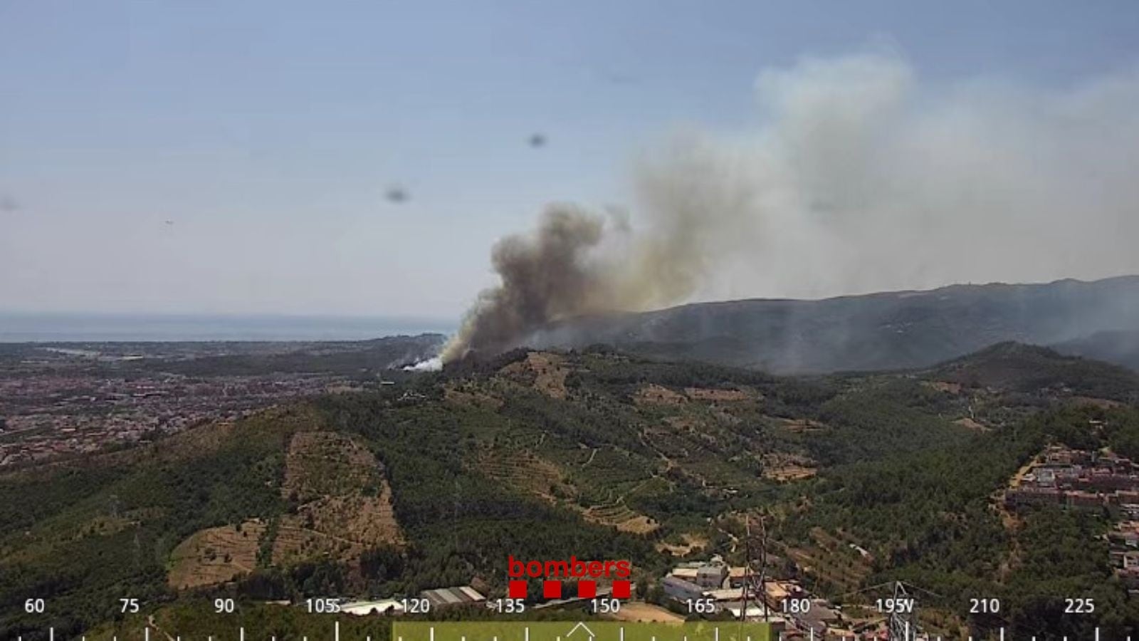 Un incendio en Gavà (Barcelona) obliga a confinar a unos 6.000 vecinos de tres municipios