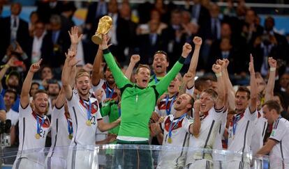 Neuer levanta la Copa del Mundo