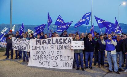 Sindicatos de Prisiones durante una protesta en el acceso a la cárcel de Soto del Real (Madrid).
