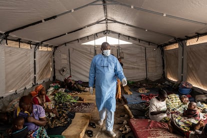 Un miembro del personal médico caminaba el martes entre los pacientes de mpox en el hospital de Kavumu, en Karanrhada, en la provincia congolesa de Kivu del Sur. El director general de la OMS ha hecho un llamamiento a los países con reservas de vacunas para “llevarlas a donde se necesitan ahora”. Una decena de países de la UE, entre ellos España, han comprometido aportaciones individuales hasta sumar 351.000 dosis, lo que eleva el número total de vacunas proporcionadas por el bloque comunitario
a 566.500 dosis. La vacunación es solo una parte de la respuesta continental que la OMS ha desarrollado con los Centros Africanos para el Control y la Prevención de Enfermedades. “La vacunación por sí sola no parará los brotes, estamos trabajando en fortalecer la vigilancia, la comunicación de riesgos, la atención clínica y la participación de la comunidad”, aseguró.