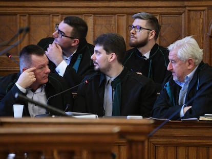 Fiscales y abogados de las víctimas del accidente del pasado mayo en el río Danubio, en Budapest, este miércoles.