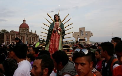 Peregrinos llevan una estatua de la Virgen de Guadalupe a su llegada a la Basílica.