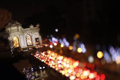 La Puerta de Alcalá iluminada desde el pasado martes día cuatro. El Ayuntamiento ha recortado unas 21 horas con respecto a 2011, pasando de 230 a 209.