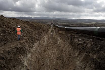 Un trabajador camina a lo largo de una zanja durante la construcción del gasoducto Trans Adriático (TAP) que transportará el gas natural del Caspio a Europa, en Chamilo (Grecia).