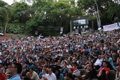 Asistentes al festival sentados al aire libre