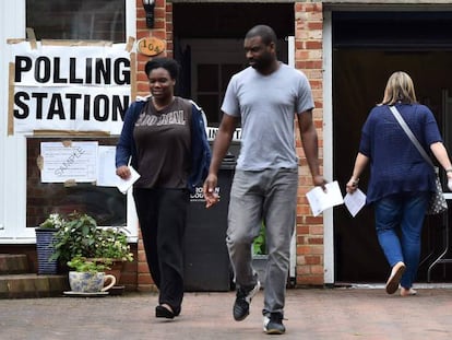 Ciudadanos este jueves en un puesto de votación de Croydon, sur de Londres.