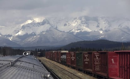 Vista de las Montañas Rocosas canadienses durante el trayecto de la línea de VIA Rail entre Jasper y Prince Rupert.