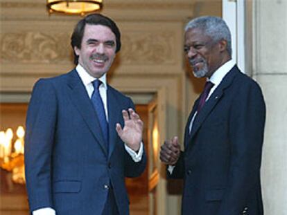 José María Aznar y Kofi Annan, ayer en el palacio de la Moncloa.