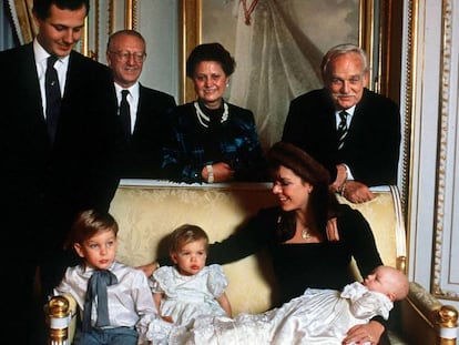 Carolina de Mónaco y Stefano Casiraghi con sus padres, el príncipe Rainiero y los tres hijos de la pareja: Andrea, Carlota y Pierre. 