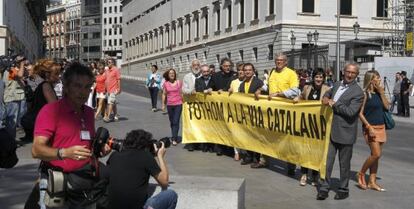 Parlamentarios de CDC, ERC, PNV, BNG y Amaiur desplieganr una pancarta ante el Congreso: &ldquo;Todo el mundo a la Via Catalana&rdquo;.