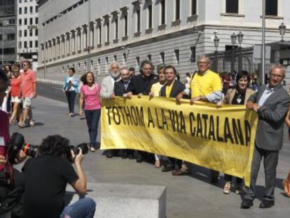 Parlamentarios de CDC, ERC, PNV, BNG y Amaiur desplieganr una pancarta ante el Congreso: &ldquo;Todo el mundo a la Via Catalana&rdquo;.