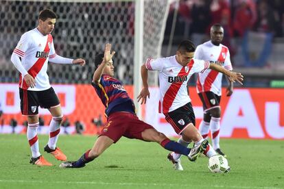 Matias Kranevitter rep l'entrada de Sergio Busquets.