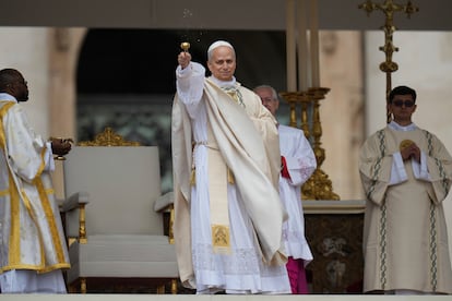 El papa León XIV, en un momento de la homilía en la plaza de San Pedro, este domingo.