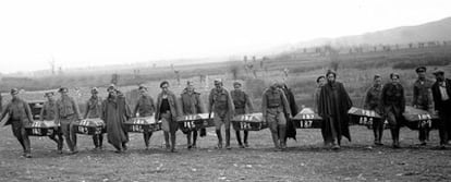 Exhumación de cuerpos de presos franquistas asesinados en 1936 cerca de Madrid, para trasladarlos al cementerio de Paracuellos del Jarama.