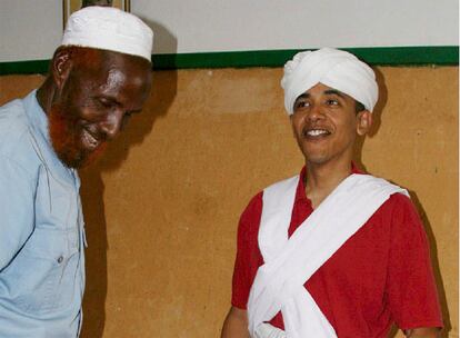 El senador Barack Obama aparace vestido con el traje tradicional somalí junto a Sheikh Mahmed Hissan en Wajir durante su viaje a Kenia en 2006.