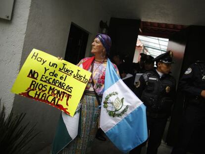 Protesta contra la absoluci&oacute;n de R&iacute;os Montt en la ciudad de M&eacute;xico.