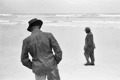 Dos caballeros ven el mar por primera vez. Playa de Strandfontein.