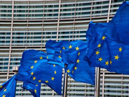 Banderas de la UE en la sede de la Comisi&oacute;n Europea, en Bruselas.