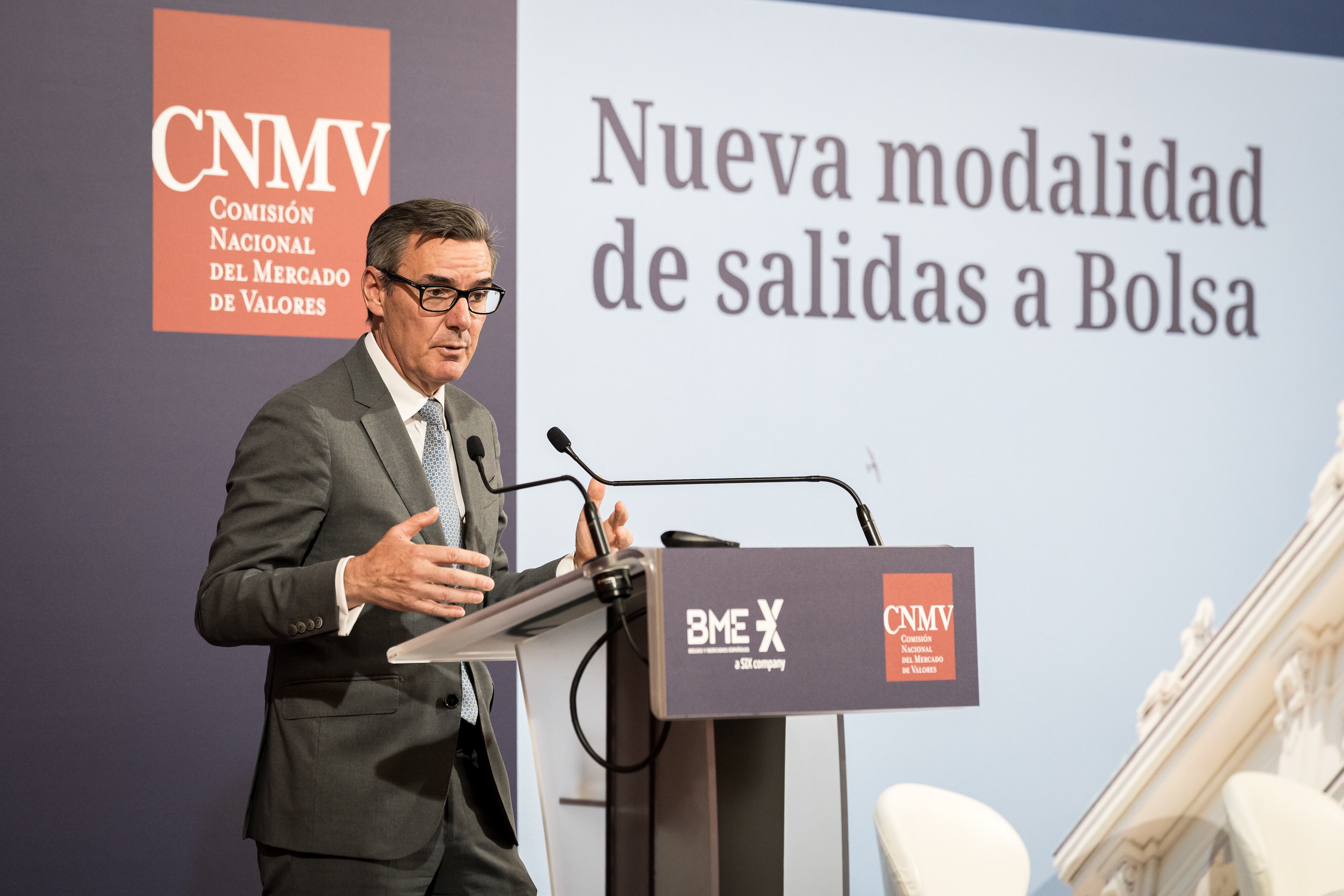El presidente de la CNMV, Carlos San Basilio, durante la presentación de la nueva modalidad de salidas a Bolsa, a 21 de mayo de 2025, en Madrid (España). La CNMV y BME presentan en la Bolsa de Madrid la nueva modalidad de salidas en Bolsa en España, dónde