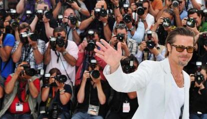 Brad Pitt posa ante los fotógrafos minutos antes de la presentación en Cannes de <i>El árbol de la vida.</i>