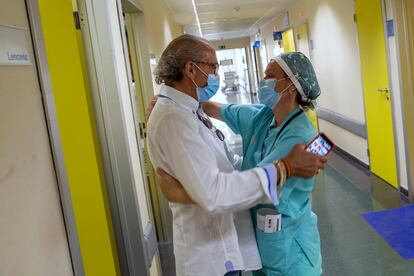 Manuel recibe un abrazo de una de las neumólogas del hospital cuando se encuentran por un pasillo durante la revisión del paciente.