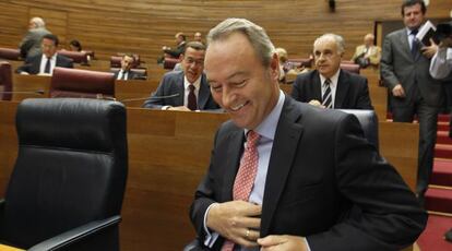 Alberto Fabra, en primer plano, y Rafael Blasco, detrás, en el pleno de las Cortes.