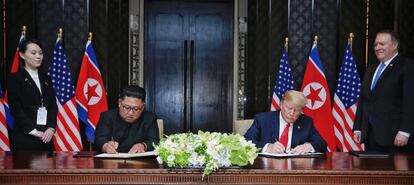 El presidente estadounidense, Donald Trump y el líder norcoreano, Kim Jong-un, firman una declaración conjunta durante su histórica cumbre de más de cuatro horas celebrada en hotel Capella de Singapur.