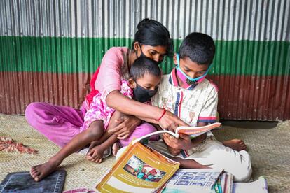 El colegio está cerrado desde el 17 de marzo de este año. Arpan, junto a su hermana pequeña, Dipanjoli, faltan desde entonces a sus clases. Sin embargo, María, su madre, es consciente de lo que significa perder la escuela y de la importancia de continuar con la educación de sus hijos. Ahora, ella desempeña un papel activo como maestra. “Los niños no pueden ir a la escuela y no quieren leer solos. Todos los días trato de enseñarles algo para que puedan seguir aprendiendo”. A pesar del esfuerzo de muchos padres, el tiempo escolar no llega a ser sustituido por el de autoaprendizaje. El tiempo total de estudio por día de los niños después del confinamiento ha pasado de 10 horas a dos en las zonas rurales de Bangladés.