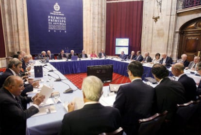 El jurado del Premio Príncipe de Asturias de la Concordia, presidido por el jefe del Ejecutivo asturiano, Vicente Álvarez Areces (centro), ayer, al inicio de las deliberaciones.