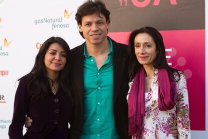 De izquierda a derecha, Erika Santiago, Frank Spano y Rosana Pastor, en la presentación de <b><i>Hora menos</b></i>.