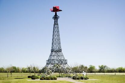 Inspirada en la de Eiffel, la torre del Par&iacute;s de Texas lleva sombrero de &#039;cowboy&#039;.