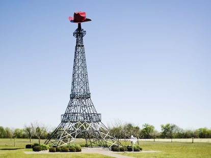 Inspirada en la de Eiffel, la torre del Par&iacute;s de Texas lleva sombrero de &#039;cowboy&#039;.