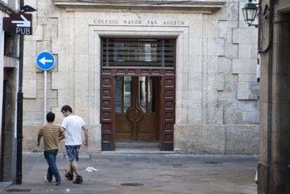 Colexio Maior San Agustín, en Santiago de Compostela, donde se alojan los tres estudiantes que sufrieron lesiones por una novatada.