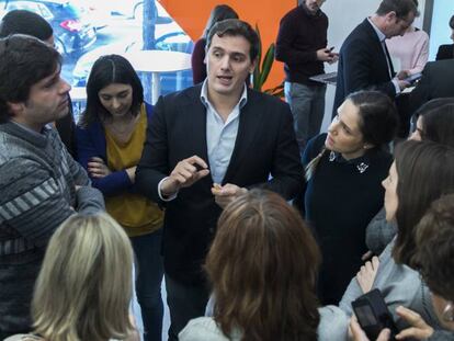 Albert Rivera conversa con periodistas, tras la ejecutiva de Ciudadanos del pasado lunes.