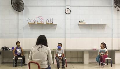 A las ocho de la mañana del 8 de marzo de 2021, una de las profesoras de un colegio infantil público de Guaianases intenta ofrecer un ambiente de normalidad a los niños y niñas, de cuatro a seis años. Los alumnos son pocos. La escuela volvió a abrir sus puertas el pasado 15 de febrero.