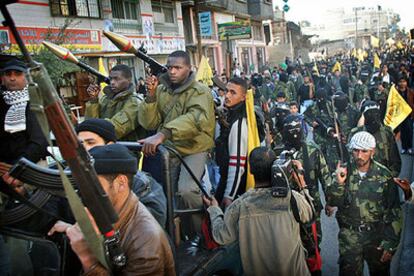 Miembros de las Brigadas de los Mártires de Al Aqsa se manifiestan en Gaza contra el desarme de las milicias.