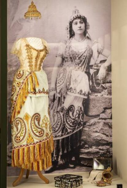 Uno de los trajes de la exploradora y escritora expuesto en su casa museo en Francia.