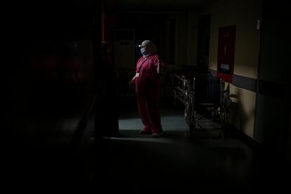La enfermera Amal Nafis habla con una mujer en un pasillo a oscuras del Hospital Universitario Rafik Hariri. Tiene 35 años y lleva 10 trabajando en el departamento de pediatría: