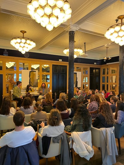 Uno de los vermú literarios organizados por el hotel OnlyYOU Boutique, en el centro de Madrid.