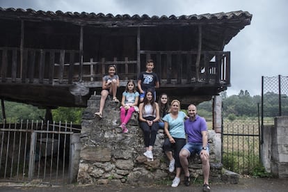 Nashra, a la izquierda, posa junto a la familia de Alicia Quesada y David Rosado en una panera típica de la aldea asturiana de Nores. Es su segundo año en Asturias y reconoce su pasión por los animales, la playa y la lluvia.