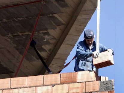 Un obrero trabaja en la construcción de una vivienda. EFE/Archivo