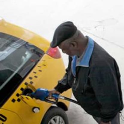 Un conductor reposta en una gasolinera