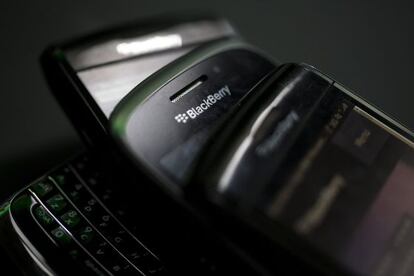 Varios móviles de Blackberry.